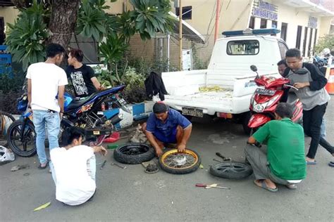 Panggil Tukang Bengkel Pelanggar Ganti Ban Standar Di Kantor Polisi