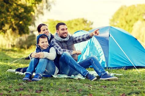 Acampamento Turismo Caminhada E Conceito De Pessoas Fam Lia Feliz