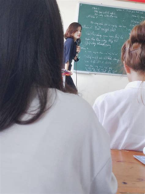 Xuất hiện hình ảnh cô giáo dạy Văn xinh như hot girl với nụ cười toả nắng