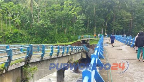 Jembatan Penghubung Dua Desa Di Purworejo Ambrol Hambat Akses Warga