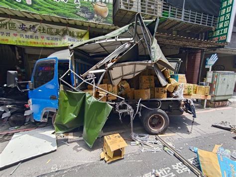 蘆洲車禍！路旁小貨車遭大車追撞 衝入騎樓掃倒多輛機車