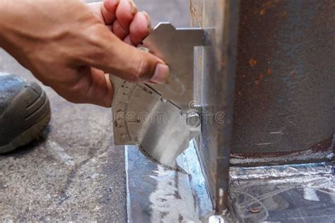 Using The Welding Gauge To Measure The Leg Length Of Welding Stock