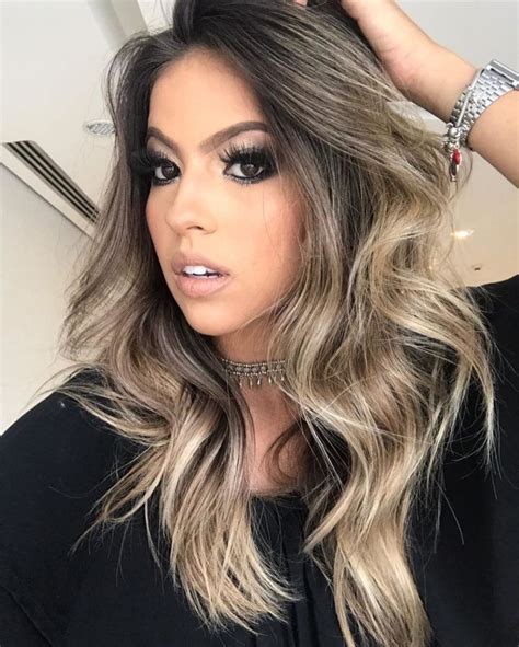 Mechas contour a técnica que ilumina o rosto e valoriza cada tipo de