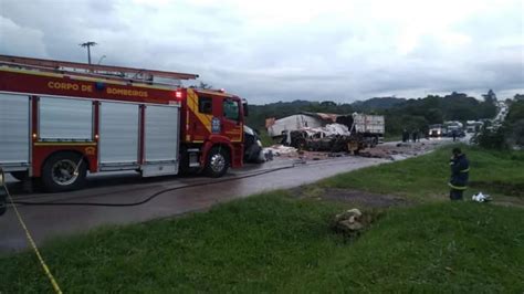 V Deo Motoristas Morrem Ap S Colis O Frontal Entre Caminh Es No Pr