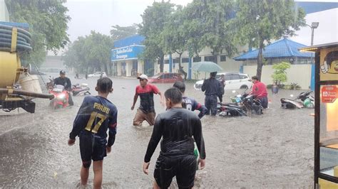 Malam Hari Ini Ruas Jalan Dan Rt Di Dki Jakarta Terendam Banjir