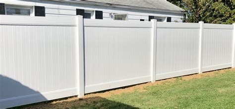 How To Choose The Right Vinyl Fence Color For Your Yard