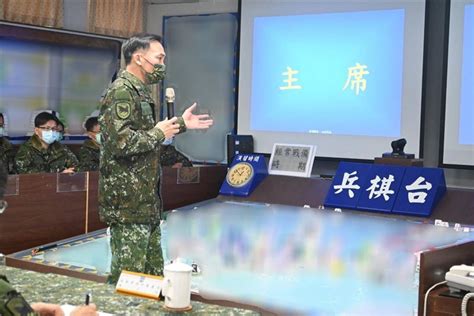 陸勤部指揮官主持後勤支援兵棋推演 要求幹部以身作則 軍聞 陸勤部指揮官主持後勤支援兵棋推演 要求幹部以身作則 青年日報