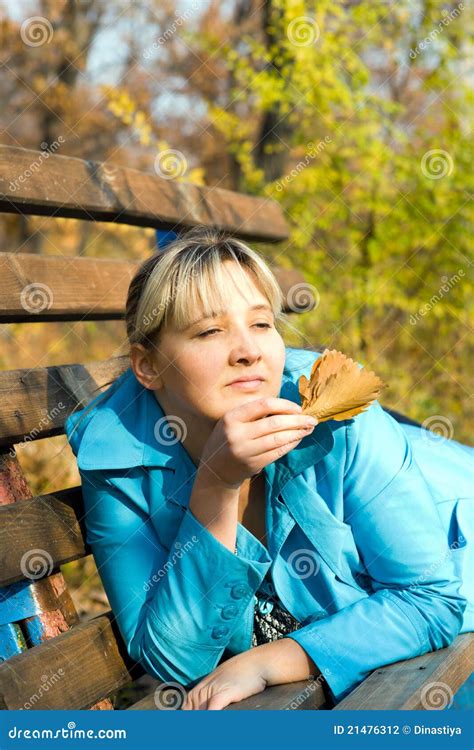 Femme Sur Le Banc Photo Stock Image Du Femme Repos 21476312