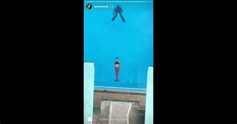 Isis Valverde nada em piscina olímpica cauda de sereia Treino