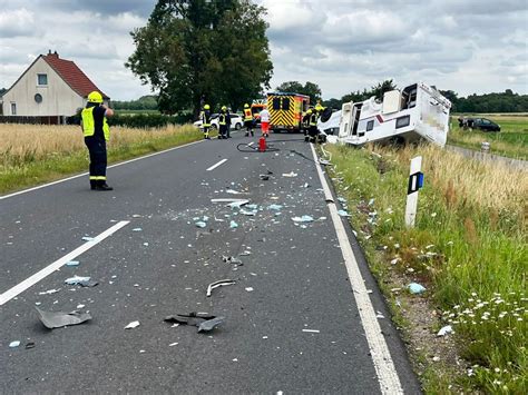 Schwerer Verkehrsunfall auf der B102 Wohnmobil und PKW überschlagen