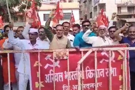 Milk Price News Kisan Sabha Agitation In Ahmednagar Over Milk Price Issue दूध दराच्या