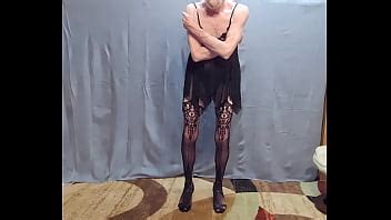 occupée dans ses nuisettes bas et talons noirs XVIDEOS