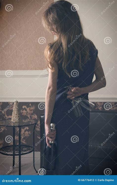 Langhaariger Brunette Mit Flasche Und Flut Stockfoto Bild von schön betrieb