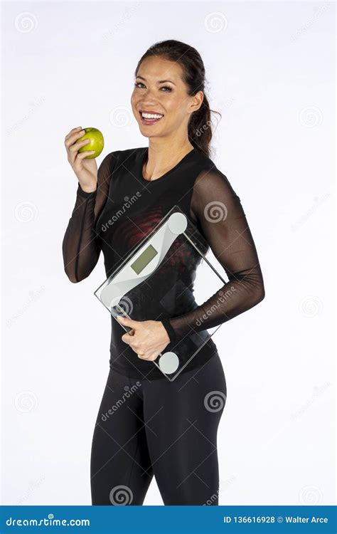 Schönes Brunette Eignungs Modell Managing Her Weight Und Diät Stockfoto Bild von essen