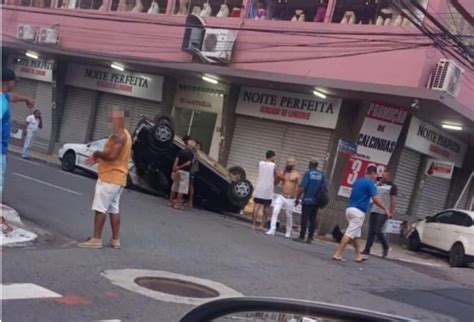 A Gazeta Carro Capota E Outro Bate Em Muro De Loja Em Acidente No