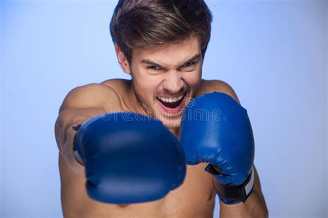 Guantes De Boxeo Musculares Hermosos Del Hombre Que Llevan Joven Imagen