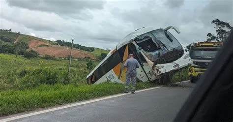 Trag Dia Motorista De Nibus De Turismo Perde Controle Na Br E J