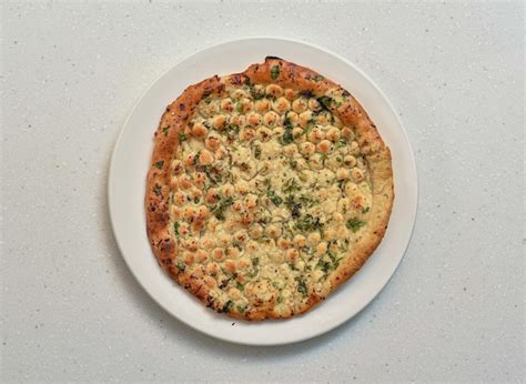 Premium Photo Garlic Naan Or Nan Nun Kulcha Served In A Dish Isolated