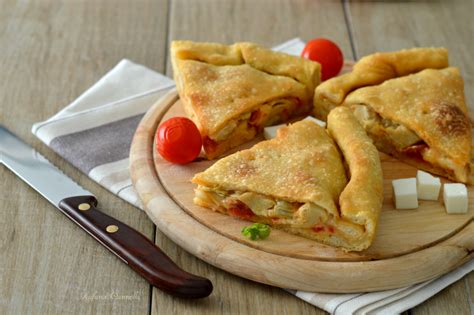 Focaccia Ripiena Con Mozzarella Pomodoro E Carciofini Rafano E Cannella