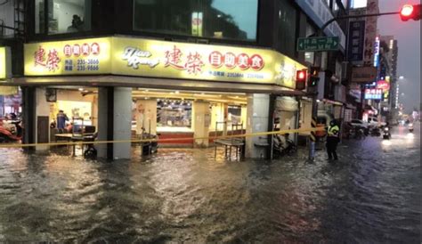 大雷雨狂炸！高雄淹水又停电 水淹半轮胎深画面曝光 社会万象 华夏经纬网