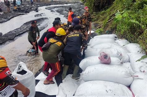 Jebol Diterjang Banjir Banser Tempursari Gotong Royong Pasang Tanggul