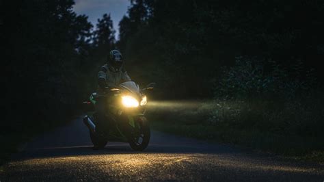 Tips Para Conducir Moto Durante La Noche De Cero A