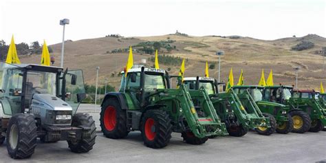 La Protesta Dei Trattori A Castelvetrano Bara In Corteo Undici