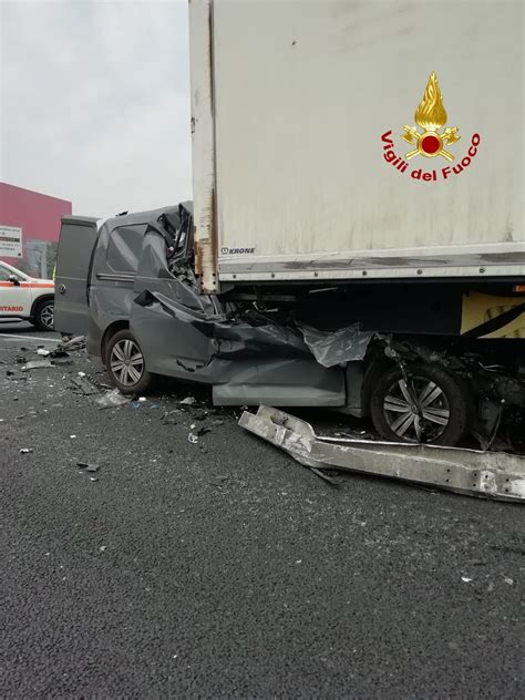 Incidente In A4 A Pero Zona Viale Certosa Morto Automobilista