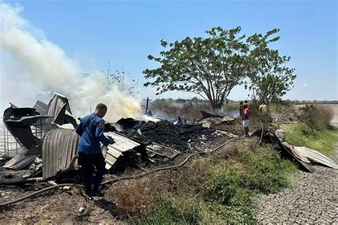 Bakar Sampah Gudang Penyimpanan Pupuk Dan Mesin Pertanian Di Gresik