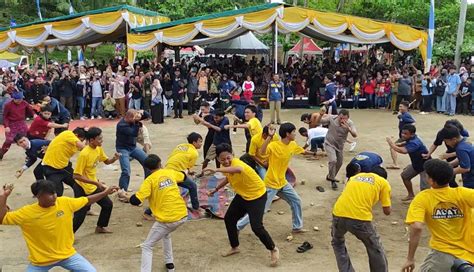 Pesta Adat Perang Ketupat Dan Sedekah Ruah Tradisi Sambut Ramadhan