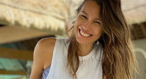 Pampita posó con un atrevido bikini en la playa y despertó suspiros entre sus fans Voces