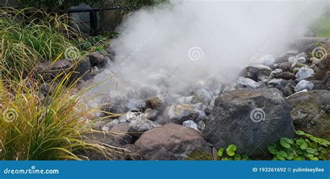 Vapor Saliendo Del Infierno Del Mar Azul Umi Jigoku En Beppu Japón Foto