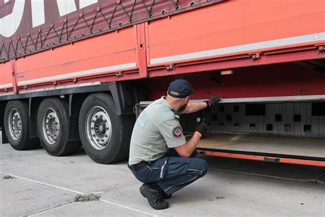 Jest praca w Służbie Celno Skarbowej Sprawdź ile można zarobić