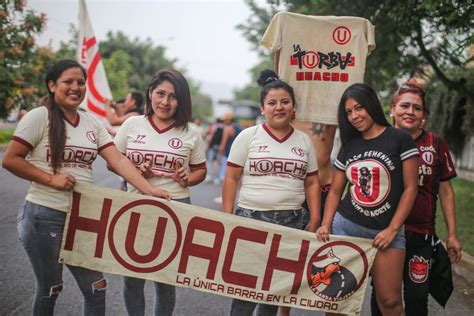 Hinchas De Universitario De Deportes Llegan Al Estadio Monumental