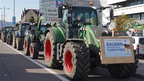 Baden W Rttemberg Landwirte Protestieren Mit Traktoren In Stuttgart