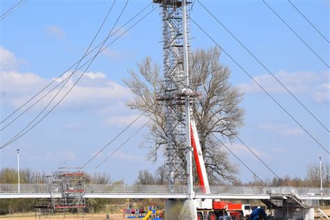 Trwa remont mostu zakochanych nad rzeką Wartą w Sieradzu ZDJĘCIA