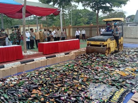 Ribuan Botol Miras Dan Ratusan Knalpot Racing Hasil Razia Dihancurkan