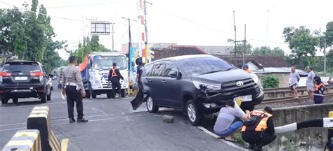 Laka Lantas Di Perlintasan Sukosari Kota Madiun Innova Nyangkut Di Rel