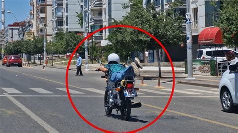 Diyarbakırda motosiklet sürücüsünün tehlikeli yolculuğu kamerada