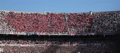 Un Hincha Muere Al Caer De Tribuna Y Es Suspendido Partido De River Con