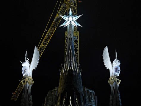 La Sagrada Familia De Barcelona Ilumina Sus Dos Nuevas Torres