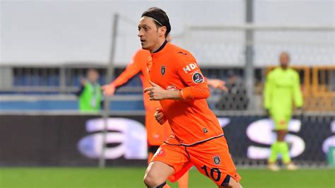 Mesut Özil se retira tras rescindir su contrato con Basaksehir