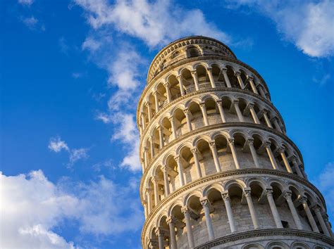 A Torre de Pisa já esteve perigosamente inclinada. Agora a história é ...