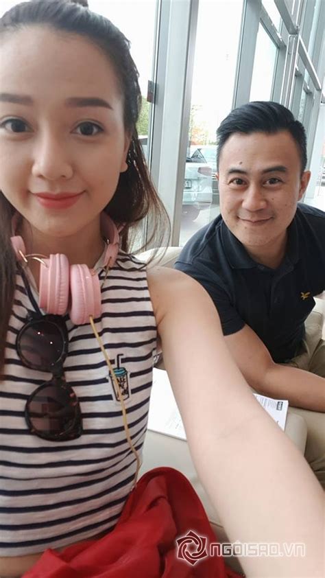 Hot girl và hot boy Việt Thúy Vi khoe vòng một khủng ở bar Băng Di tình tứ bên bạn trai