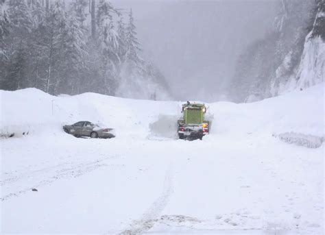 How To Survive A Blizzard If Your Car Gets Stuck In Snow Ice Or Mud