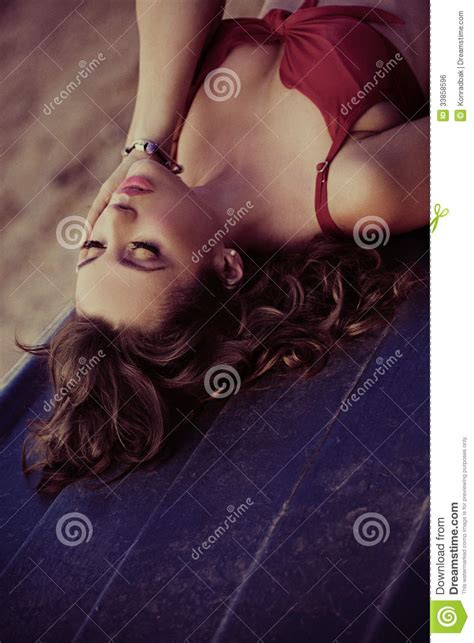 Bikini Que Lleva De La Mujer Morena Sensual Foto De Archivo Imagen De Hermoso Belleza