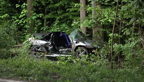 NonstopNews Cabrio kommt in Kurve von der Straße ab und schleudert