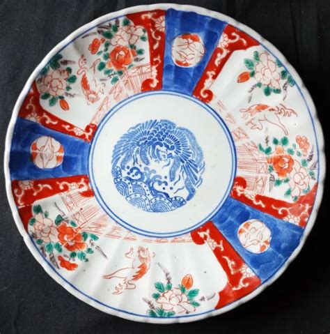 ASSIETTE IMARI EN porcelaine godronnée Epoque Meiji Décor central de