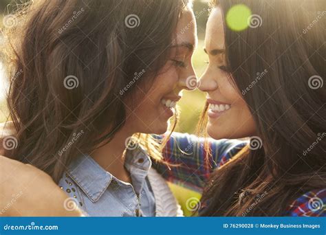 Los Pares Lesbianos Abrazan Las Narices Conmovedoras Ojos Cerrados