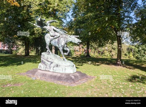 Bronzestatue einer Walküre von Stephan Schumann in Churchillparken